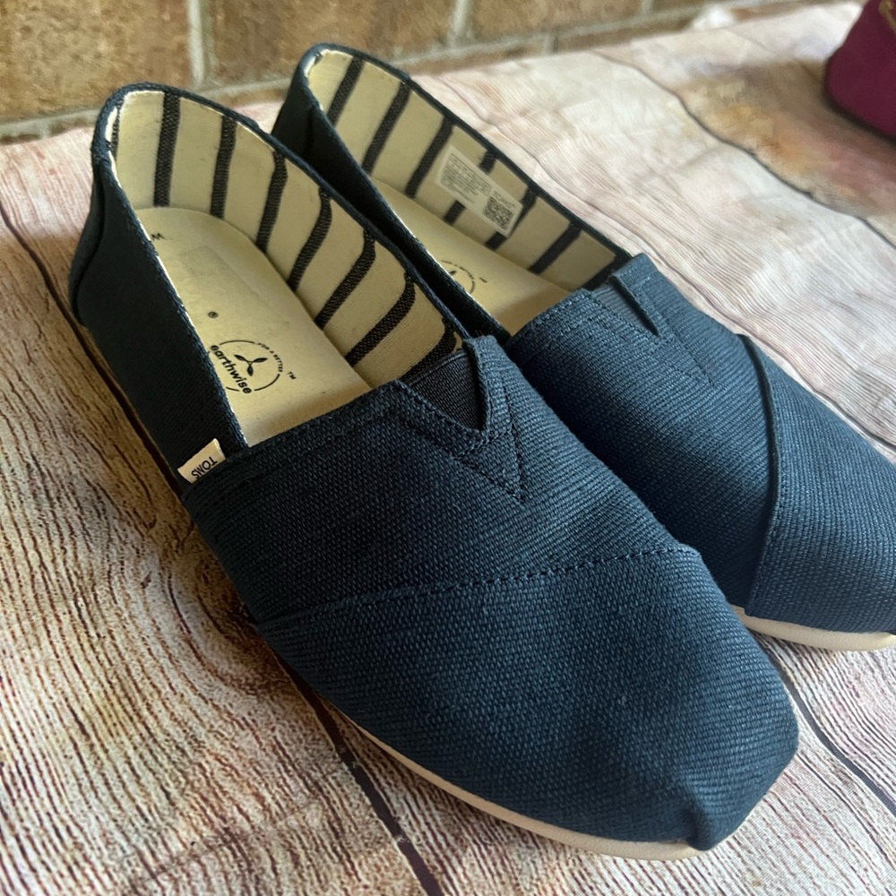 Navy blue Toms size 9